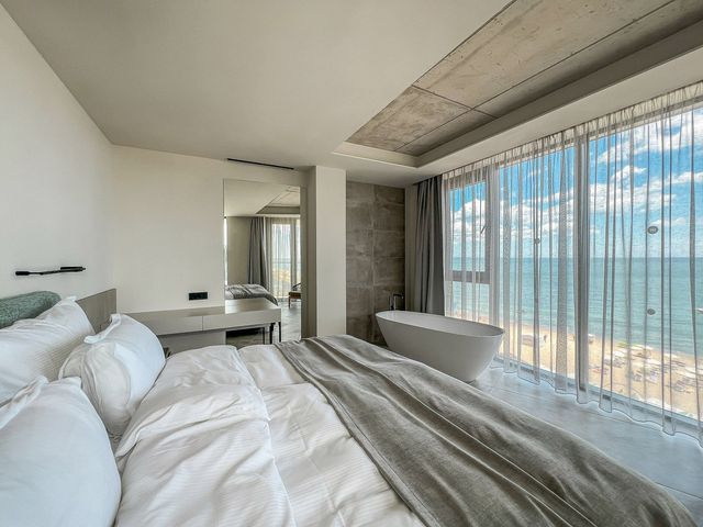 GRIFID Noa - junior deluxe sea view 16+