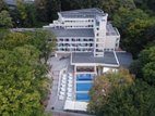 Hotel Ariana, Kiten